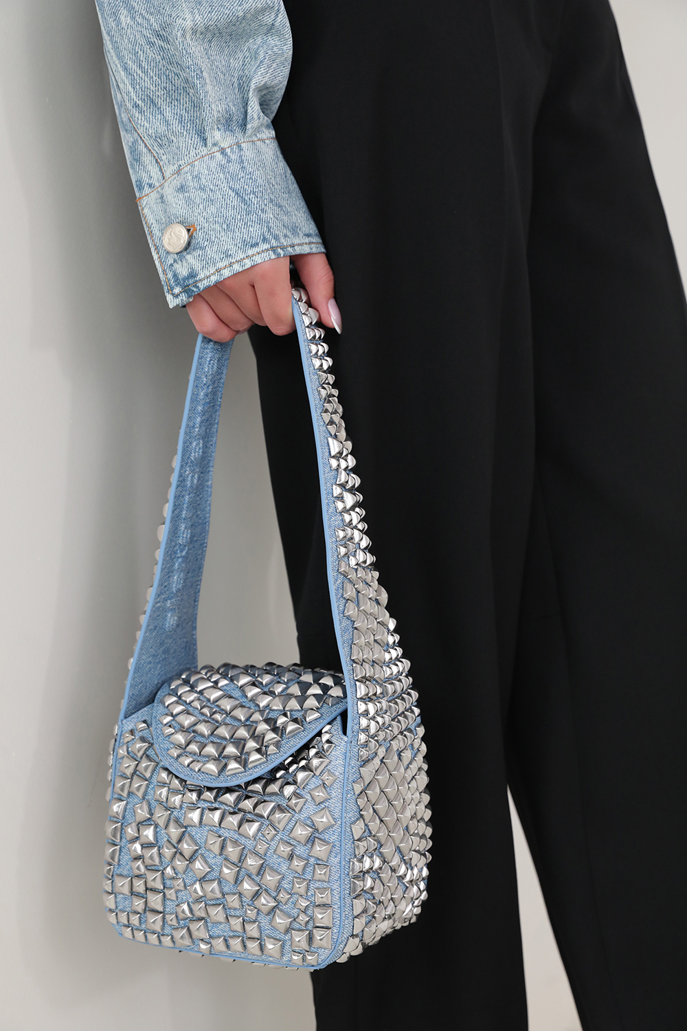 תמונת כל הלוק של תיק ניטים